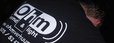 De foto toont de achterkant van een t-shirt met het logo van Ohm op